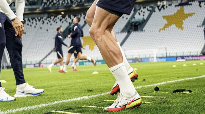 サッカー選手が短いサッカーソックスを履いて練習をする理由   足とシューズの最適化で競技者本来の力を引き出すLegToolSeparationSystem